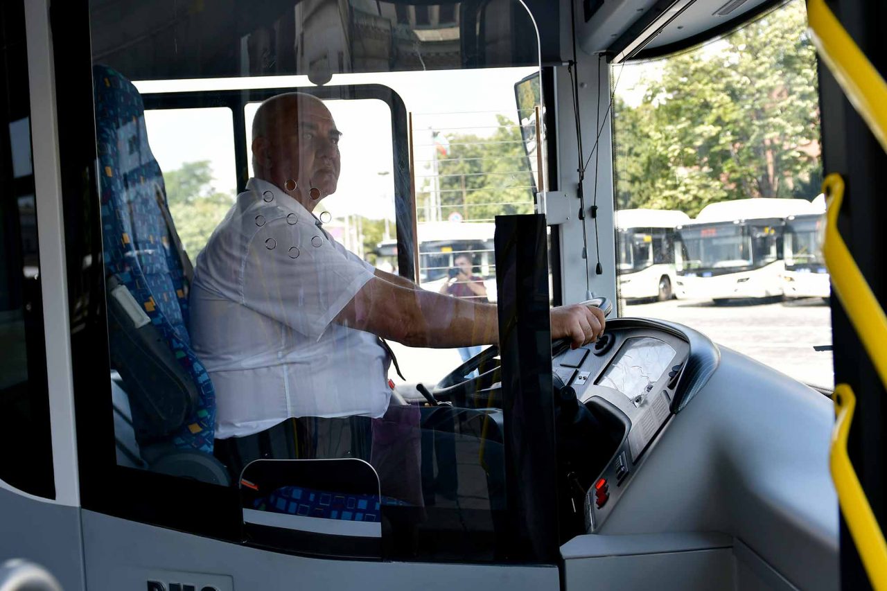 Масово свалят пенсионери в жегата в градски автобуси във Варна
