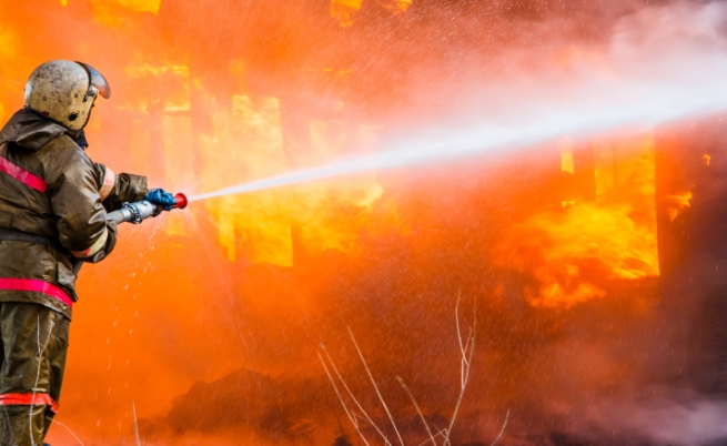 Близо 200 души се борят с големия пожар на българо