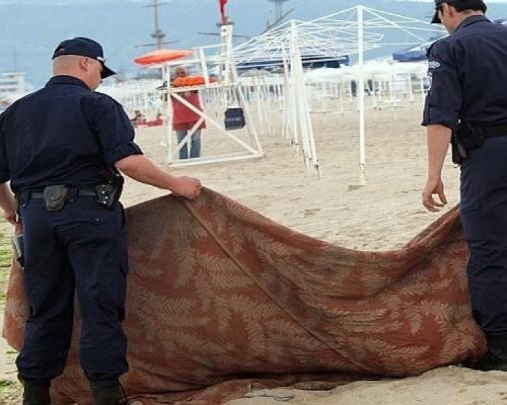 Тялото на мъж е изплувало на плажа в бургаския квартал