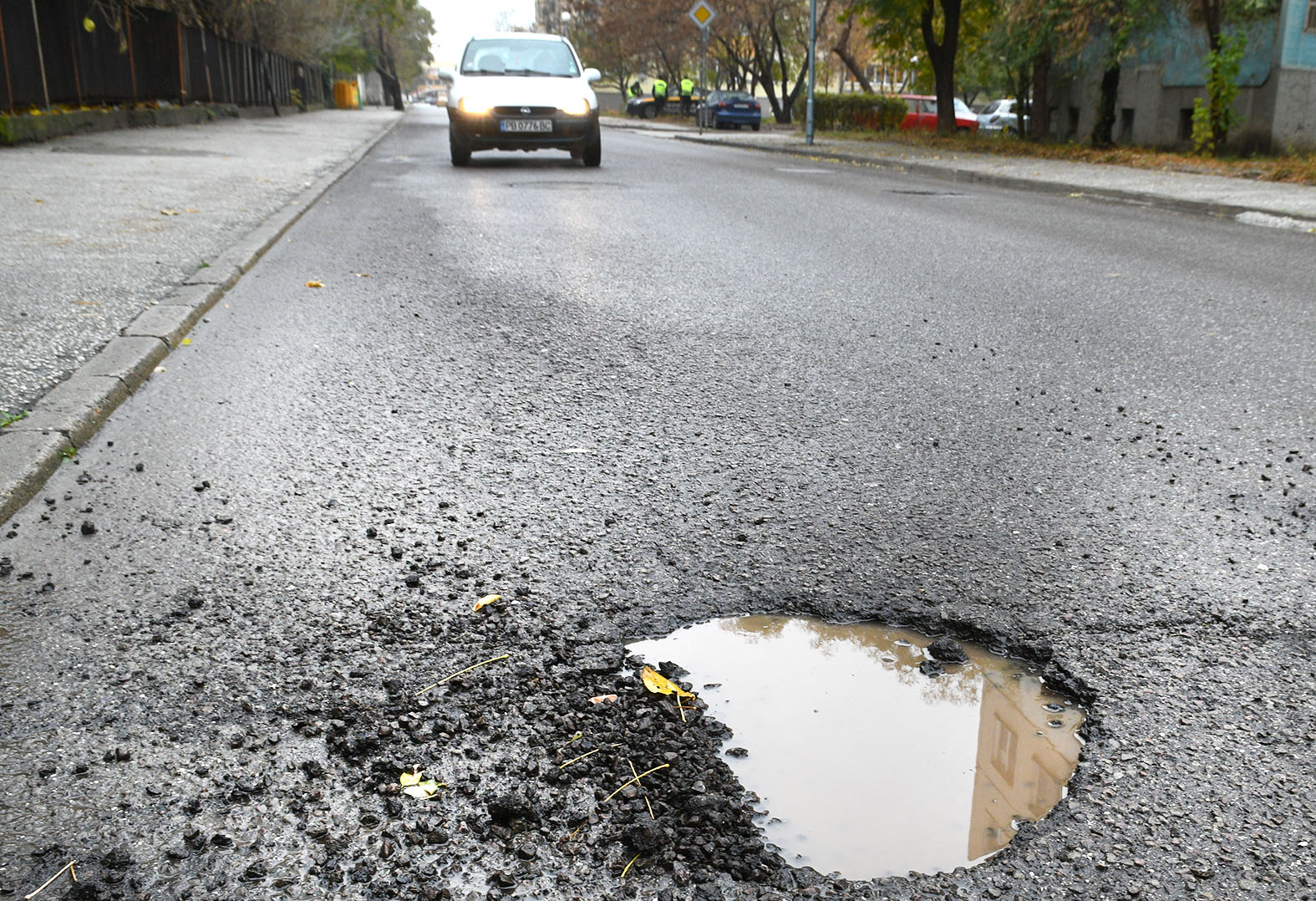 Улици в София продължават да бъдат осеяни с дупки След
