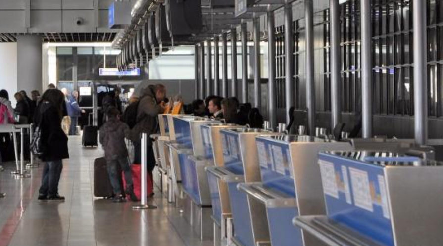 Мъж събра погледите на летище Варна като опита да отпътува