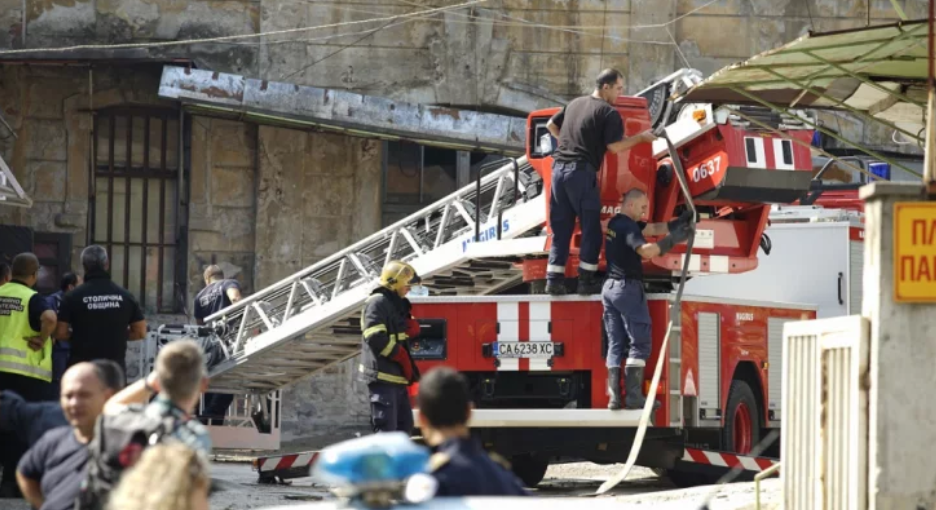 Пожар наложи евакуация на обитатели на блок в Пловдив Пламъците