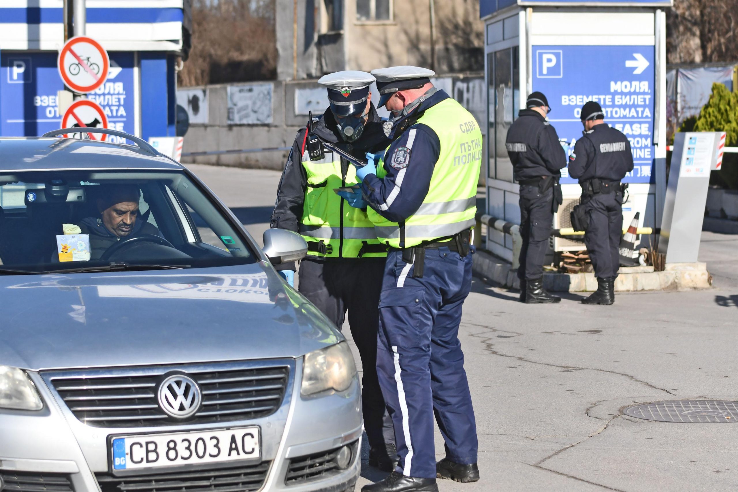 Някои полицаи в България изглеждат като излезли от затвора –