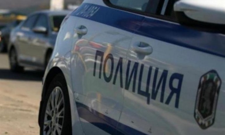 Някой заби кирка върху колата на украинска майка с деца