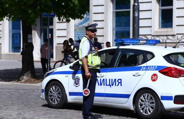 Полицията в Плевен издирва шофьор на джип блъснал патрулен полицейски