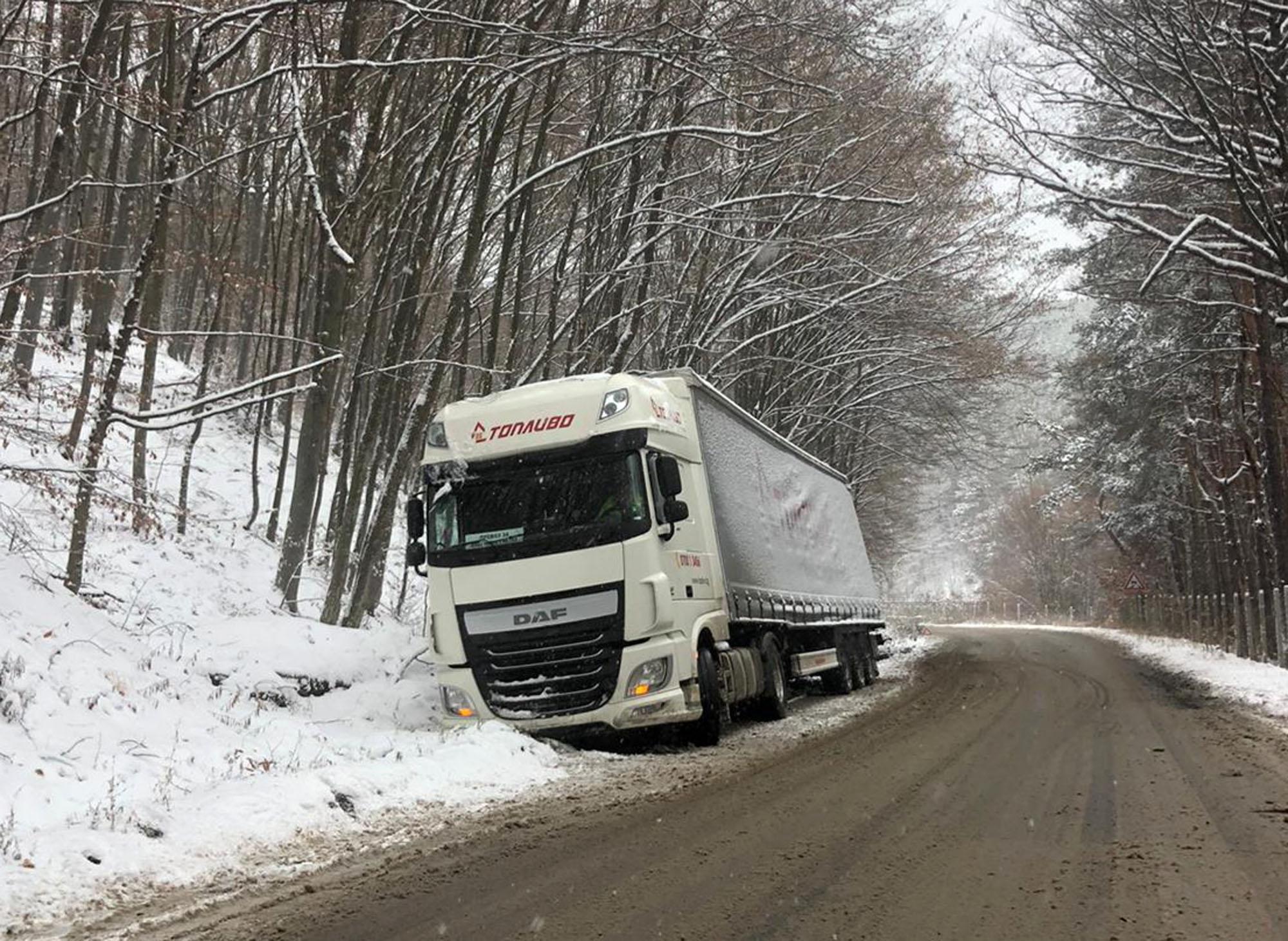 Няколко тежкотоварни камиона са блокирали на пътя Благоевград-Банско в района