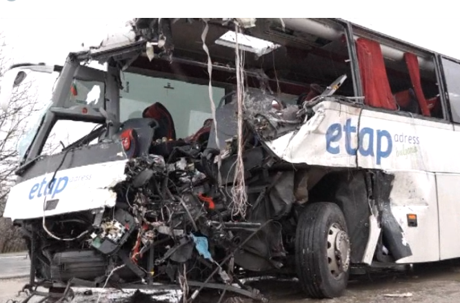 Автобус е размазан след тежка катастрофа на разклона на АМ