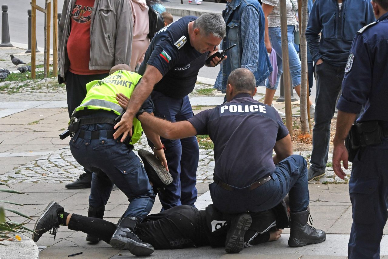 Арест, Протест