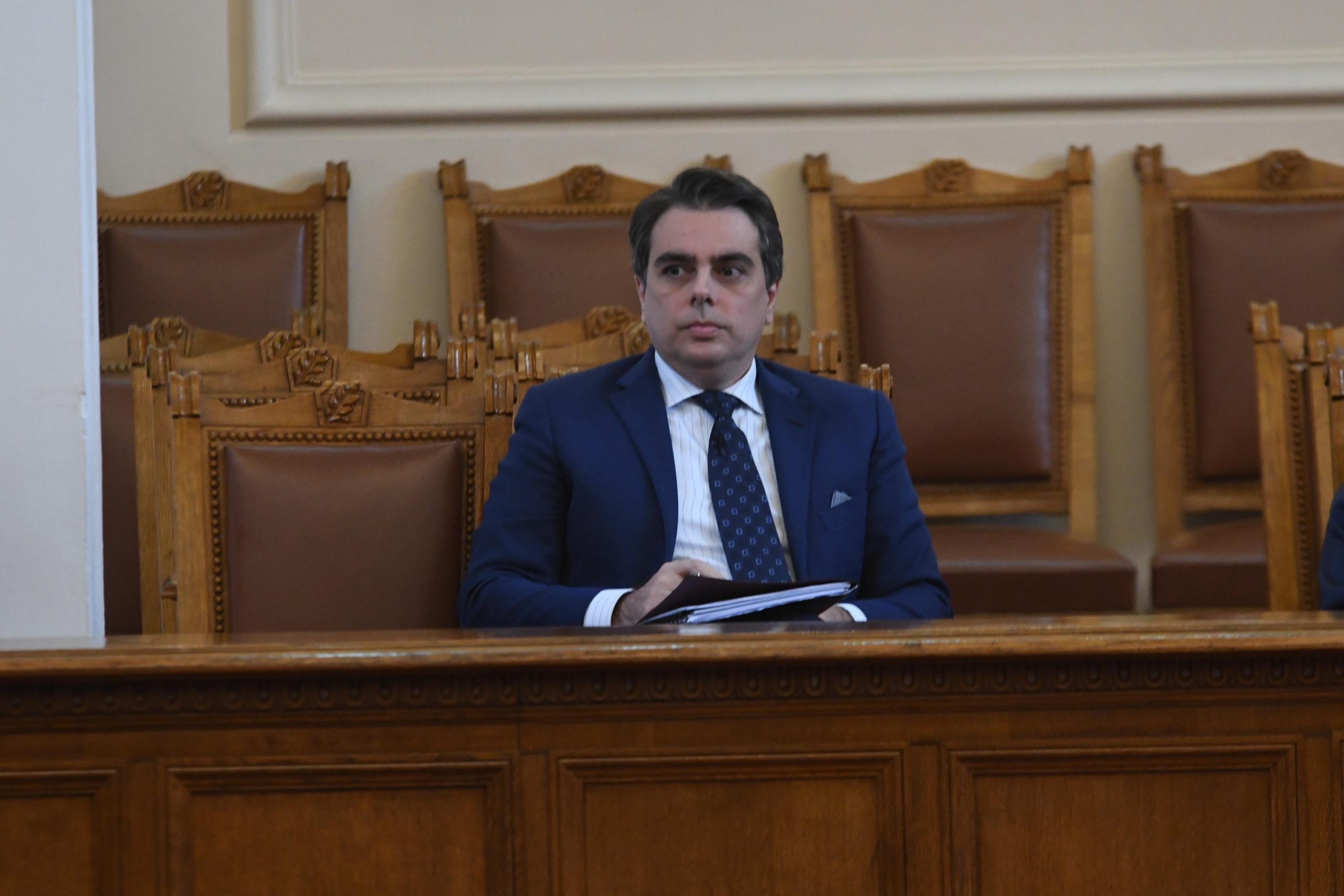 От трибуната на Народното събрание вицепремиерът Асен Василев отговори на