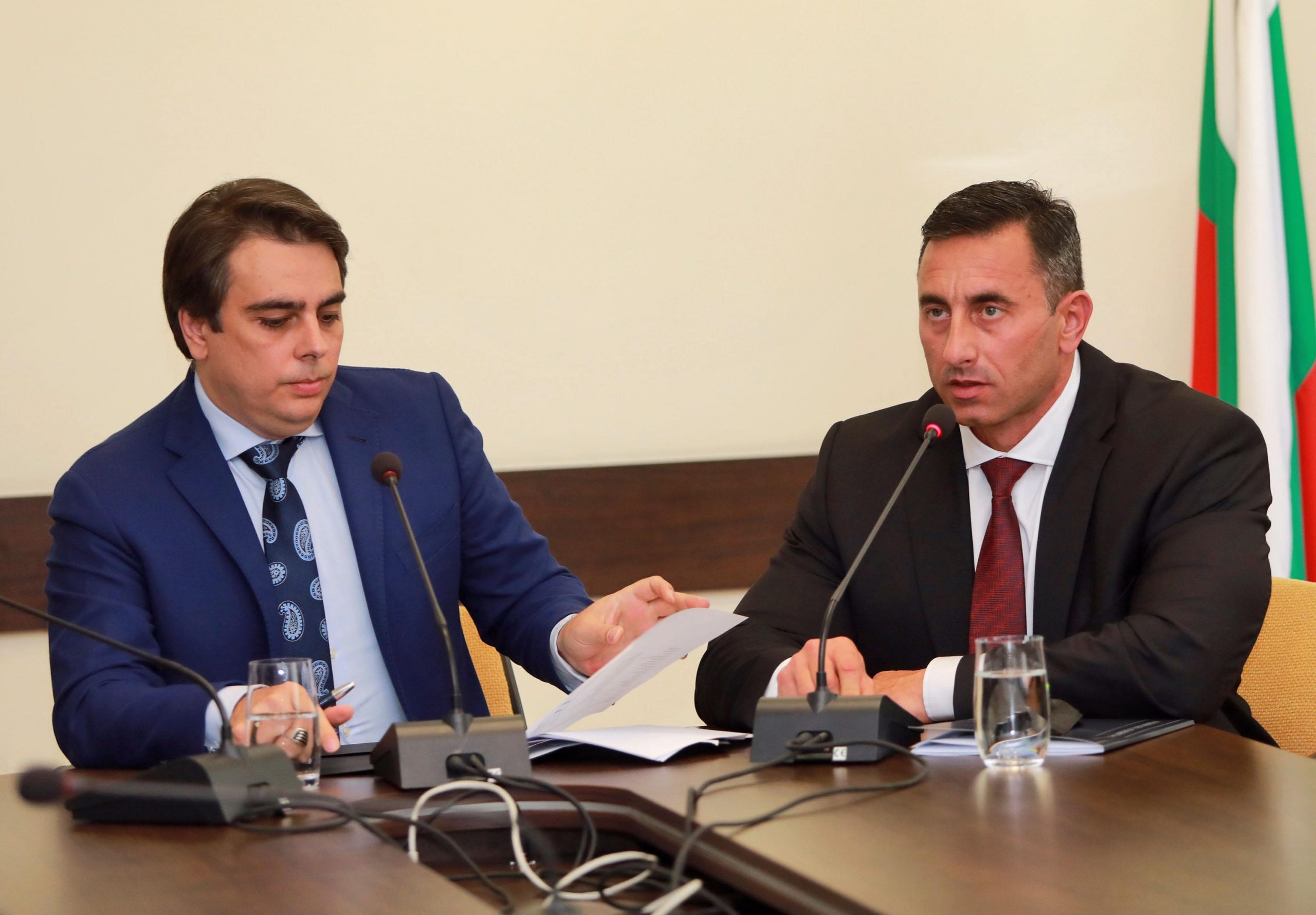 Асен Василев ще предлага нова нестандарта схема с данъците и