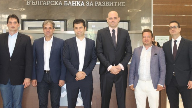 Директорите на българската банка за развитие си спретнаха щур купон