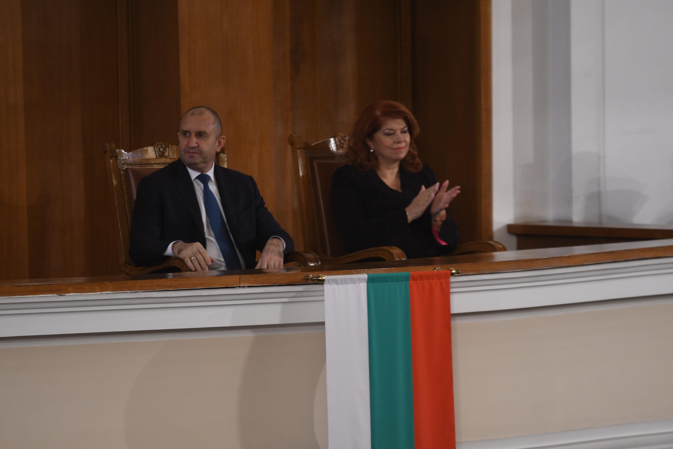 Какво работи българският вицепрезидент Най краткият отговор е нищо По света