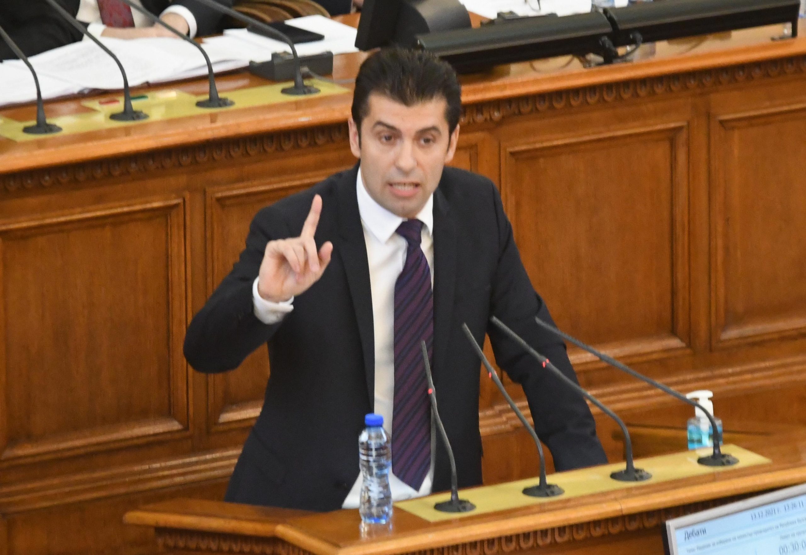 Премиерът Кирил Петков се появи неочаквано в парламента за да