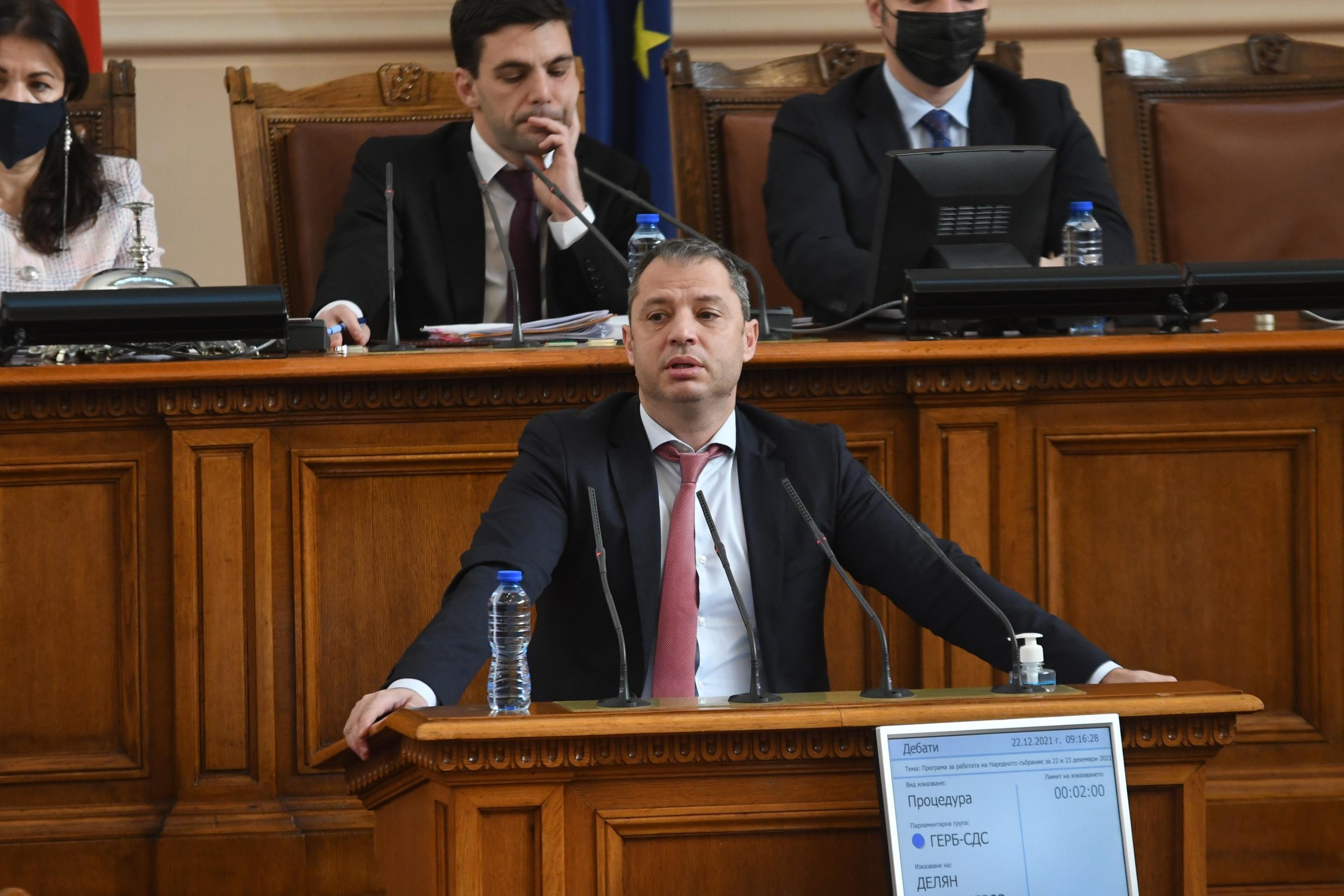 Депутатът от ГЕРБ Делян Добрев предупреди че скоро срещу кабинета