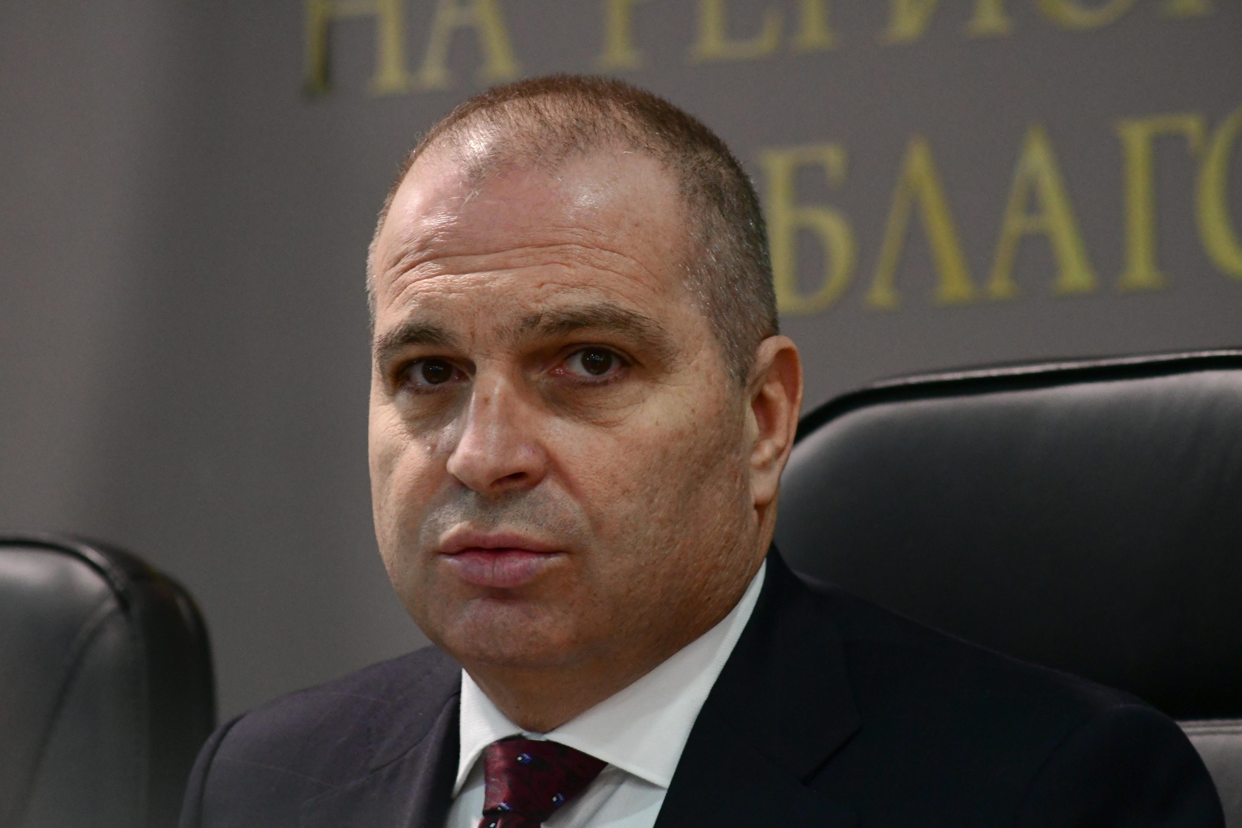 Министър председателят Кирил Петков пази държавническия си стол на мой гръб