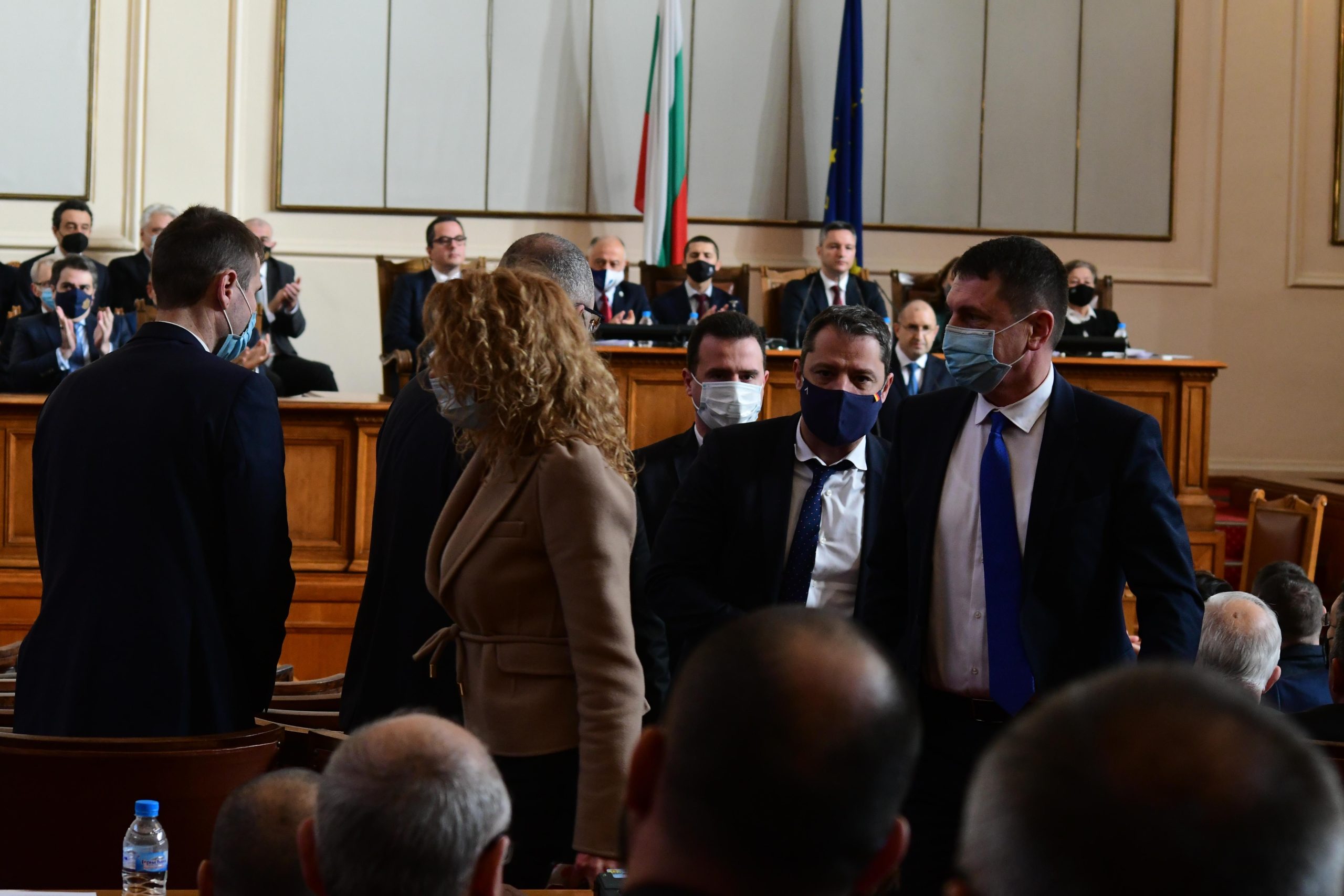 ГЕРБ напусна демонстративно парламента по време на заклеването на Румен