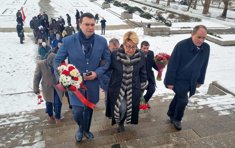 Лидерът на софийската организация на БСП Калоян Паргов поднесе венец
