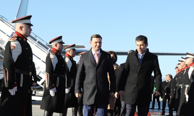 Кирил Петков пристигна в Скопие и още на летището бе