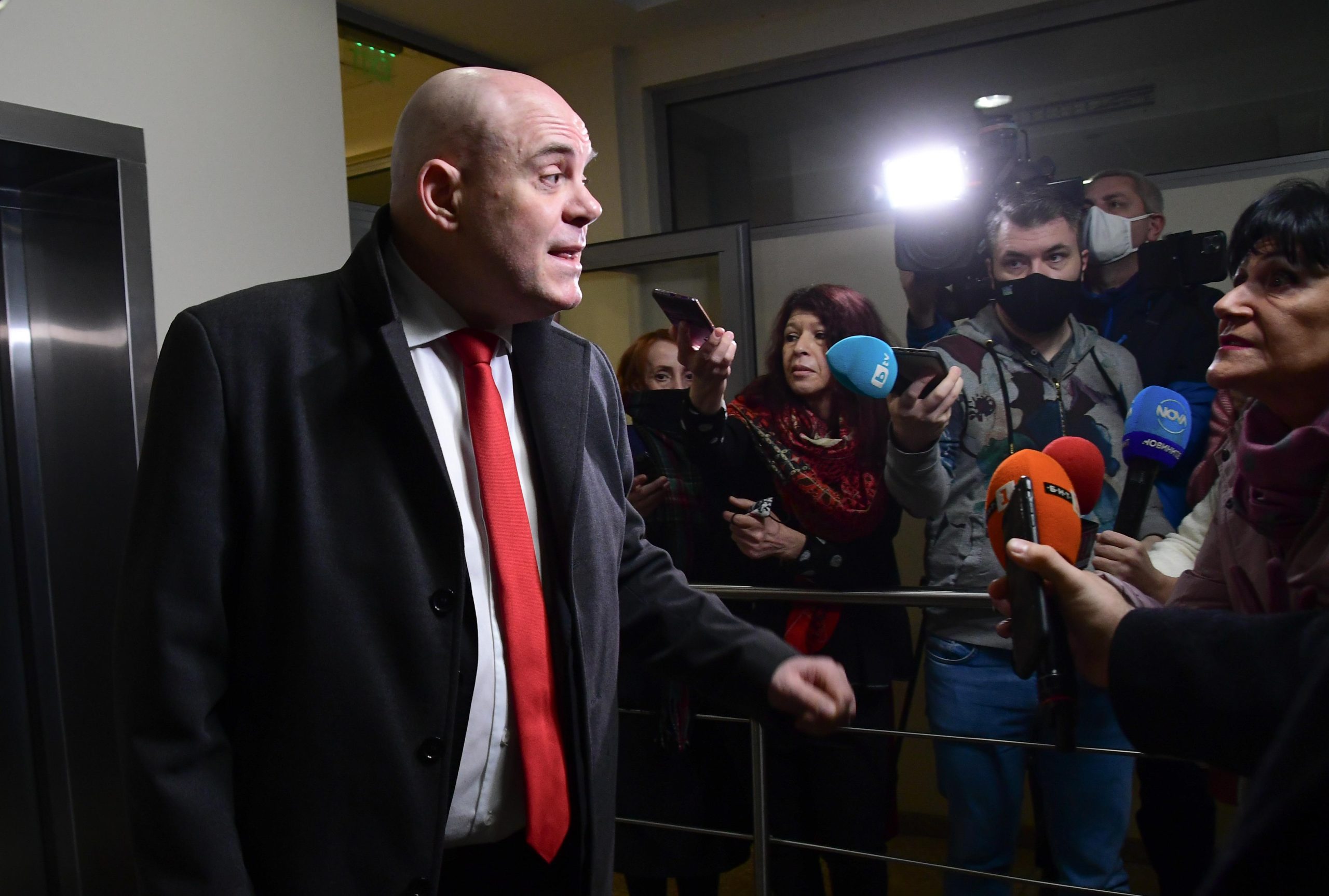 Отстраняването на главния прокурор Иван Гешев отново е на дневен
