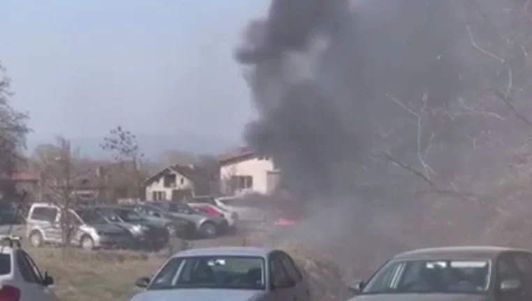 Пожар изпепели няколко леки автомобила на паркинга откъм село Герман