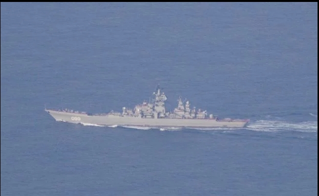 Засечени са и руски бойни кораби в международни води а