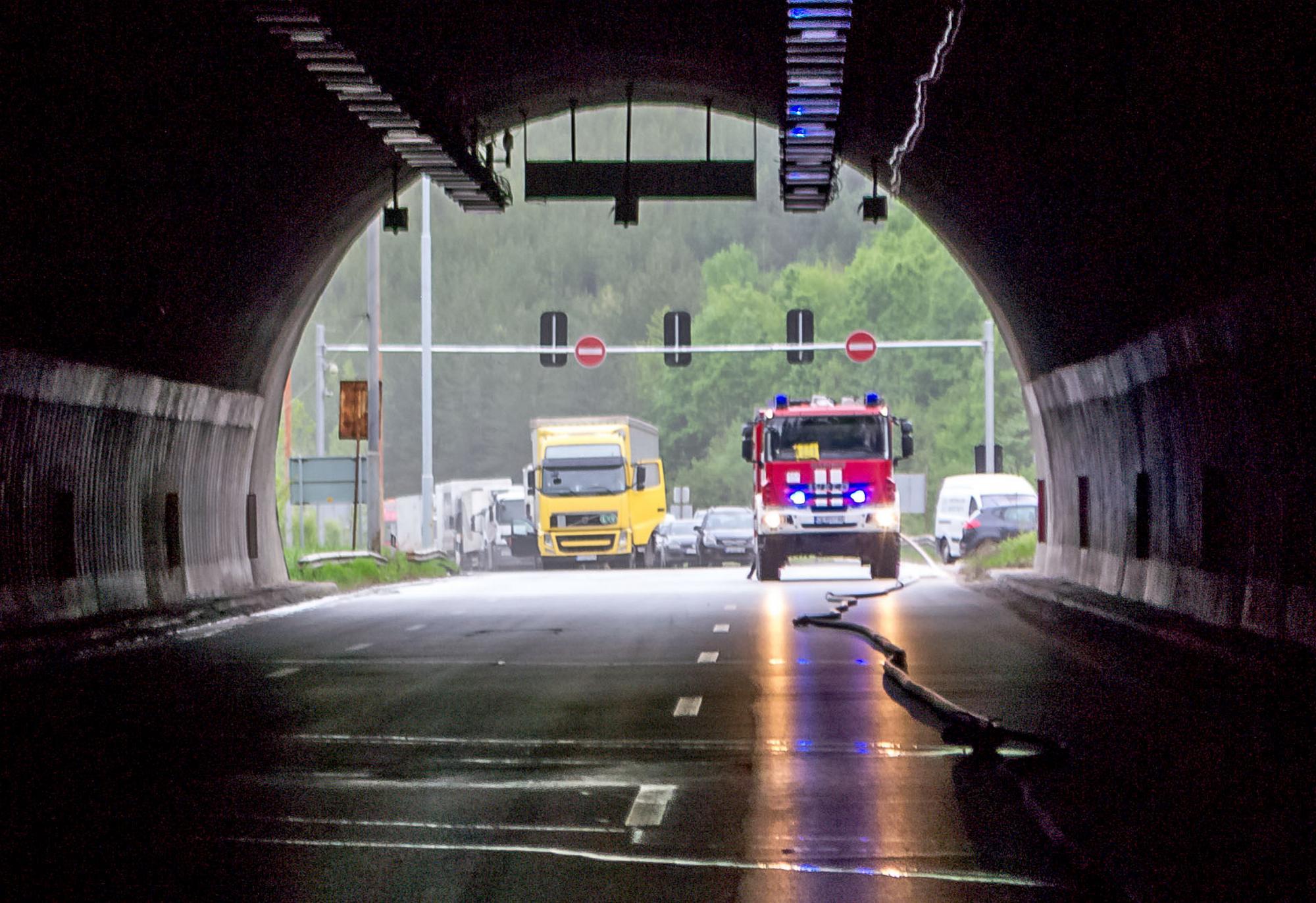 Огромна опашка от автомобили се е извила пред тунела Траянови