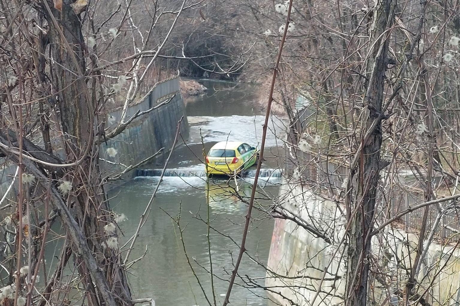 Таксиметров автомобил е влязъл буквално в коритото на Дървенишка река