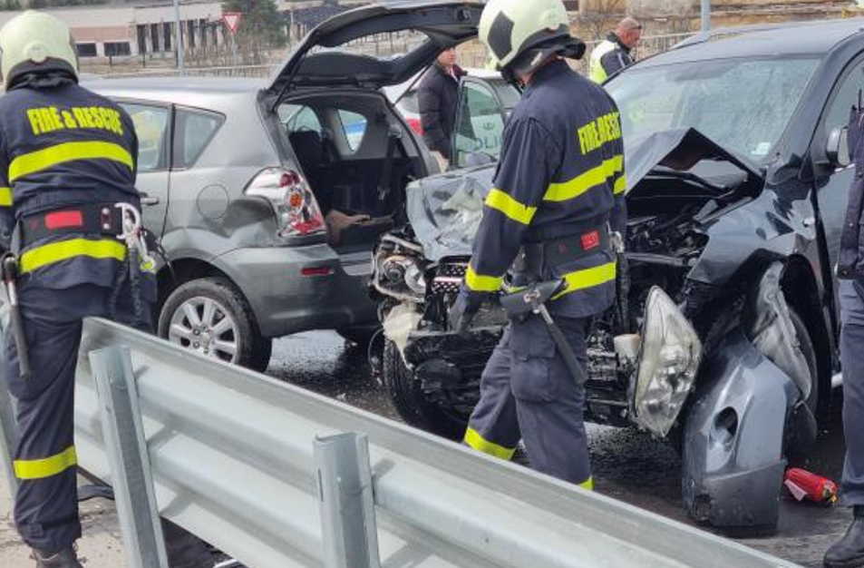 Трима души са пострадали при тежката катастрофа край Сандански днес.