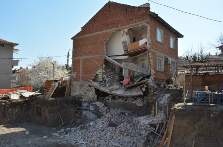 Къща в Хасково остана без външна стена и беше почти