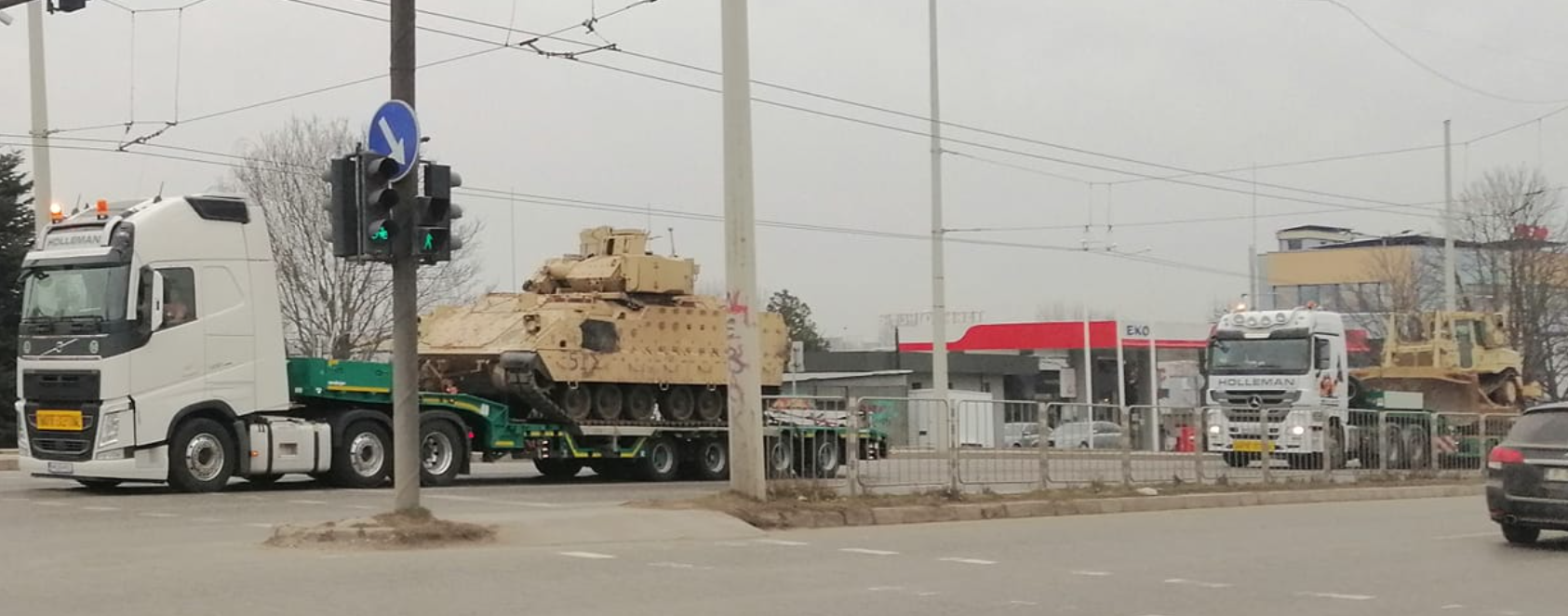Колона от автовлекачи с танкове се движи по пътя Русе Бяла