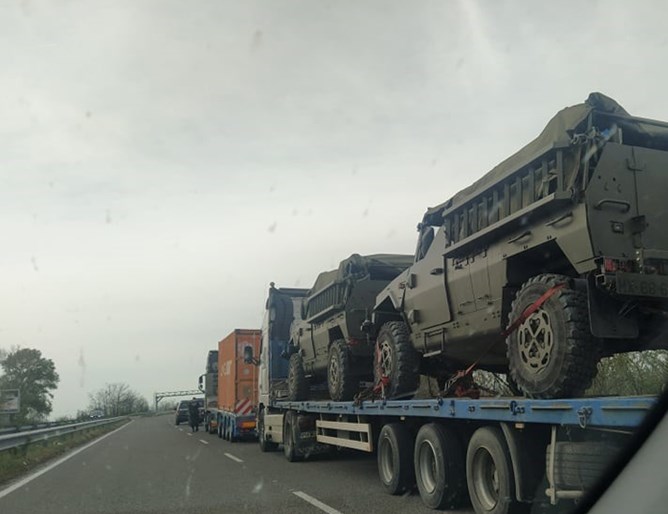 Танкове натоварени на тирове по магистрала Тракия накараха пътуващи да