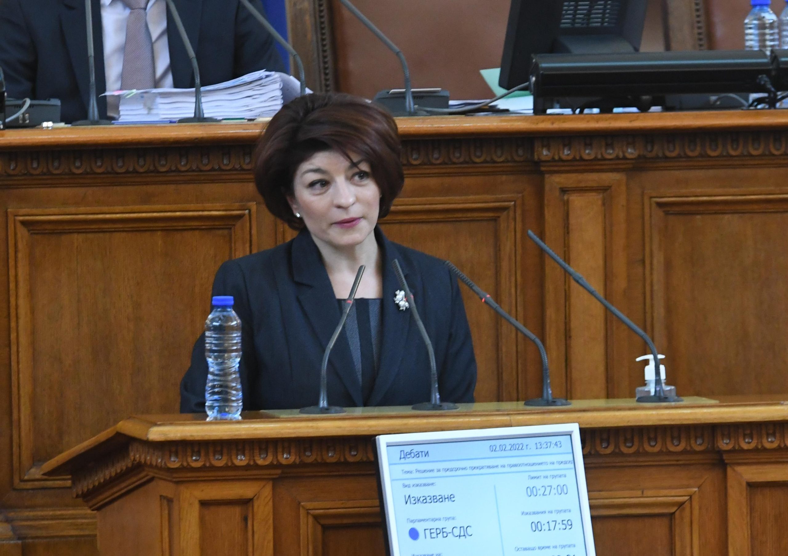 Председателят на парламентарната група на ГЕРБ Десислава Атанасова прочете гневна