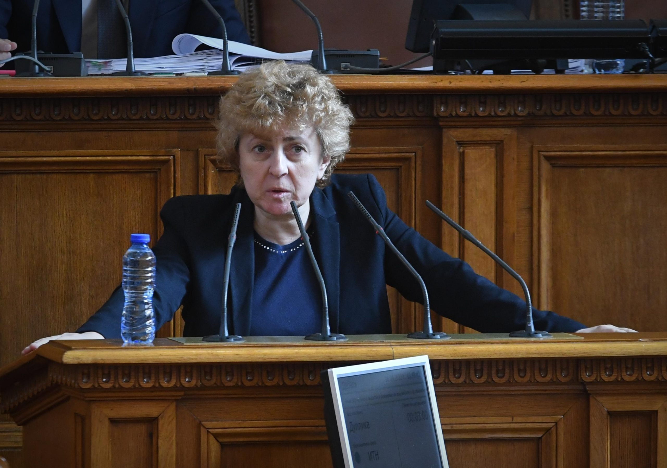 Асен Василев отговаря на въпросите на депутатите на петъчния парламентарен