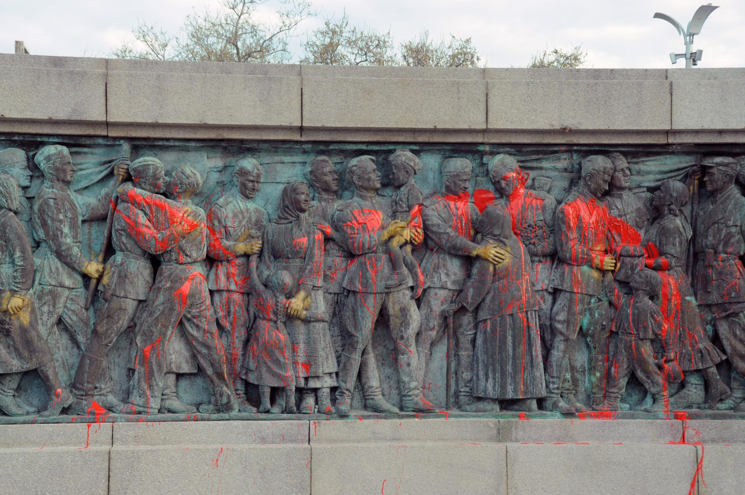 Паметникът на Съветската армия в Бургас отново осъмна изцапан с
