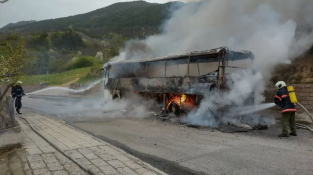 Автобус с пътници се запали в Русенско съобщиха от полицията На
