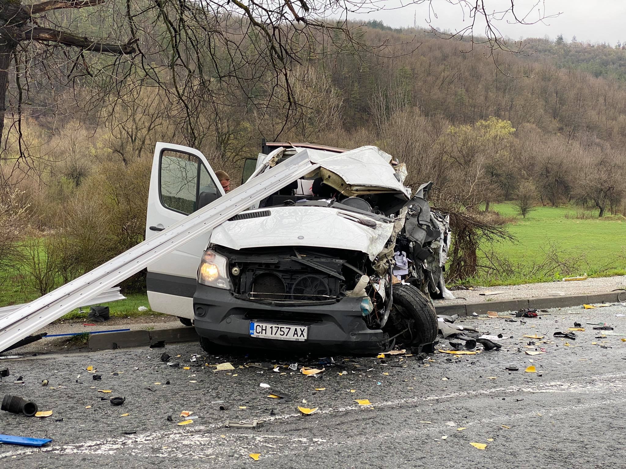 Шофьор загина след челен сблъсък с ремарке на товарен автомобил