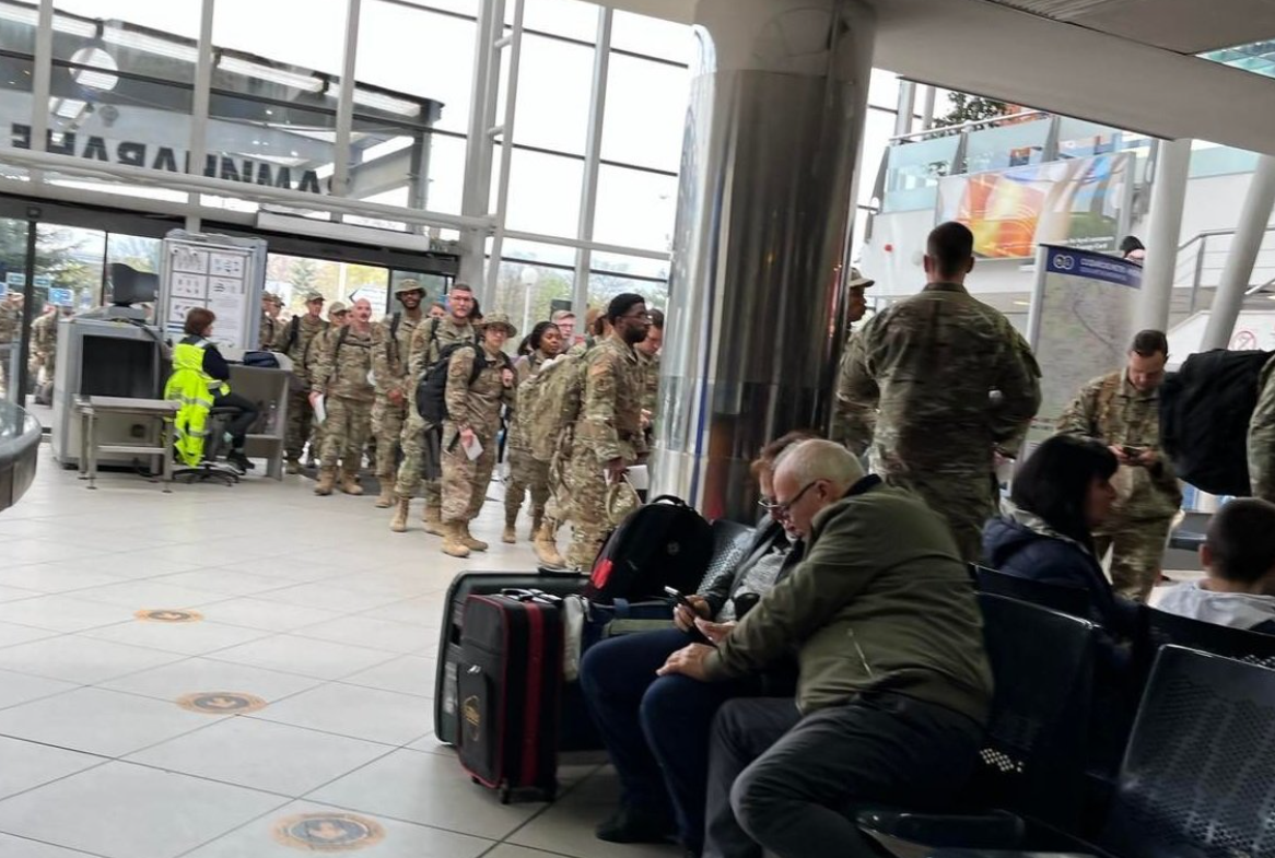 Десетки американски войници извиха опашка на Летище София съобщи очевидец