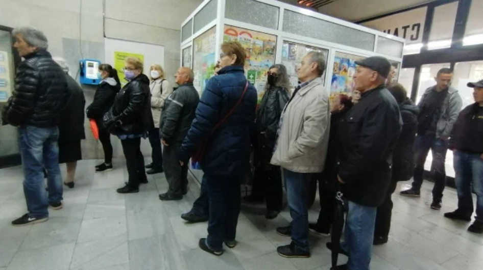 Стотици пенсионери във Варна чакат от сутринта за нови абонаментни