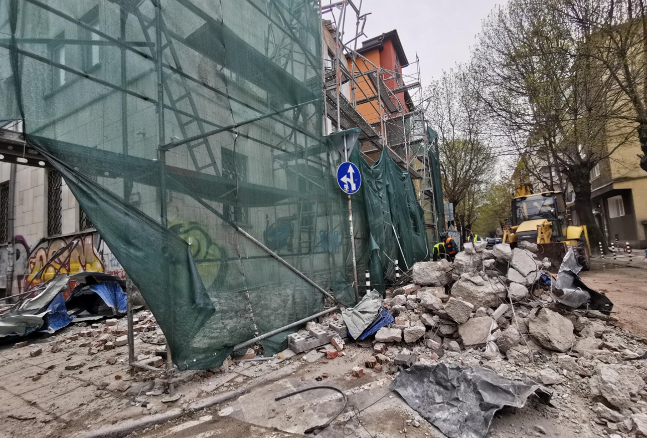 Фасада на сграда се срути върху улица „Асен Златаров“ в