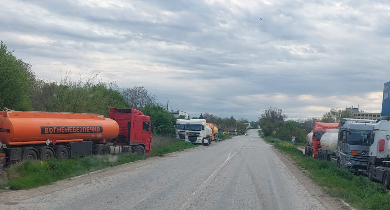С десетки цистерни за гориво идващи от Русия се сблъскват