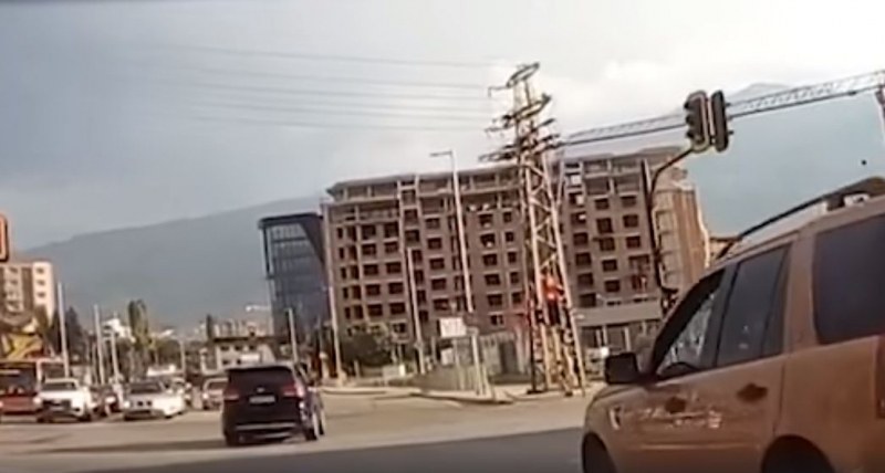 Тити Папазов продължава с опасното си шофиране из родните пътища