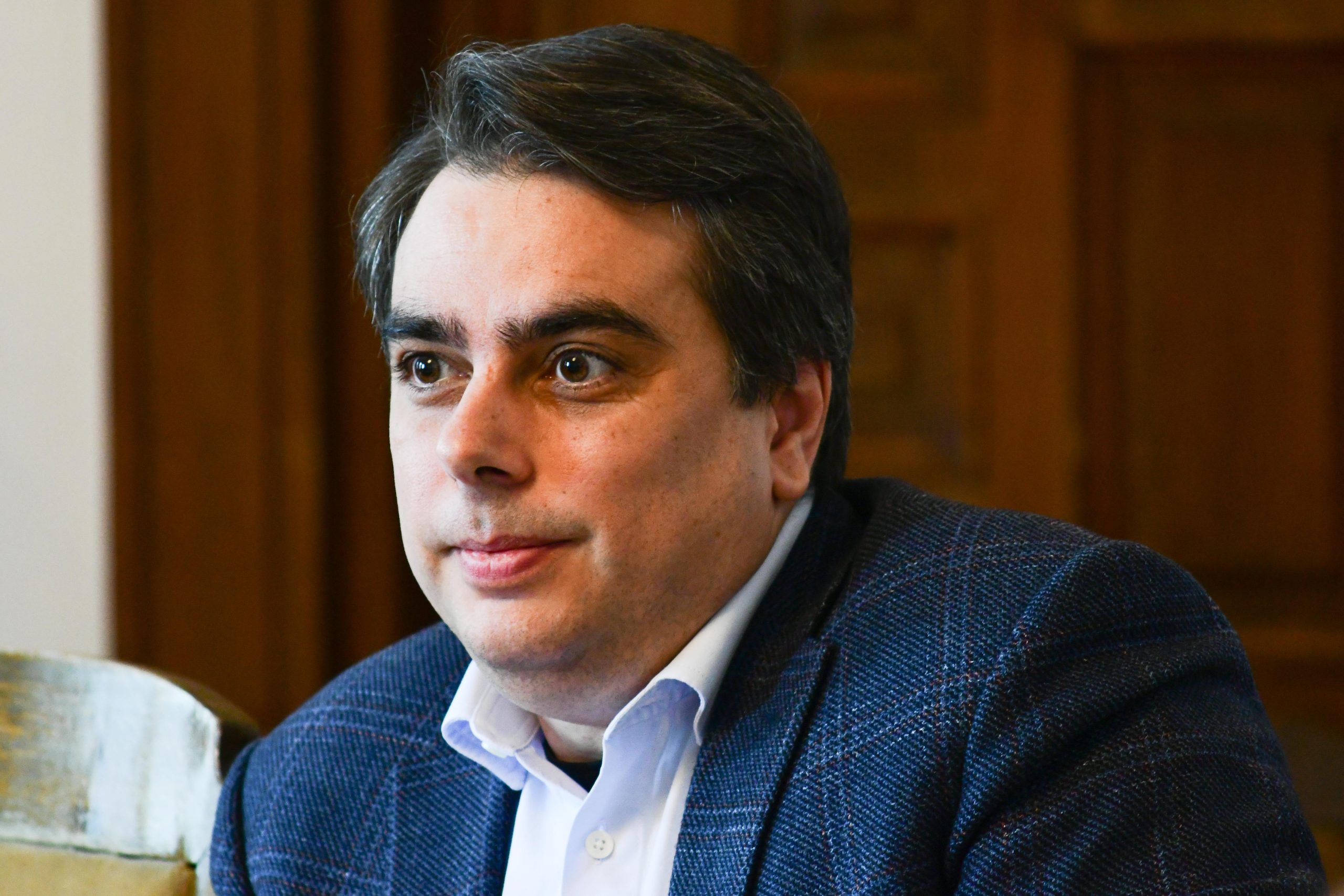 Асен Василев заподозря конспирация между акцията срещу Nexo и връчването