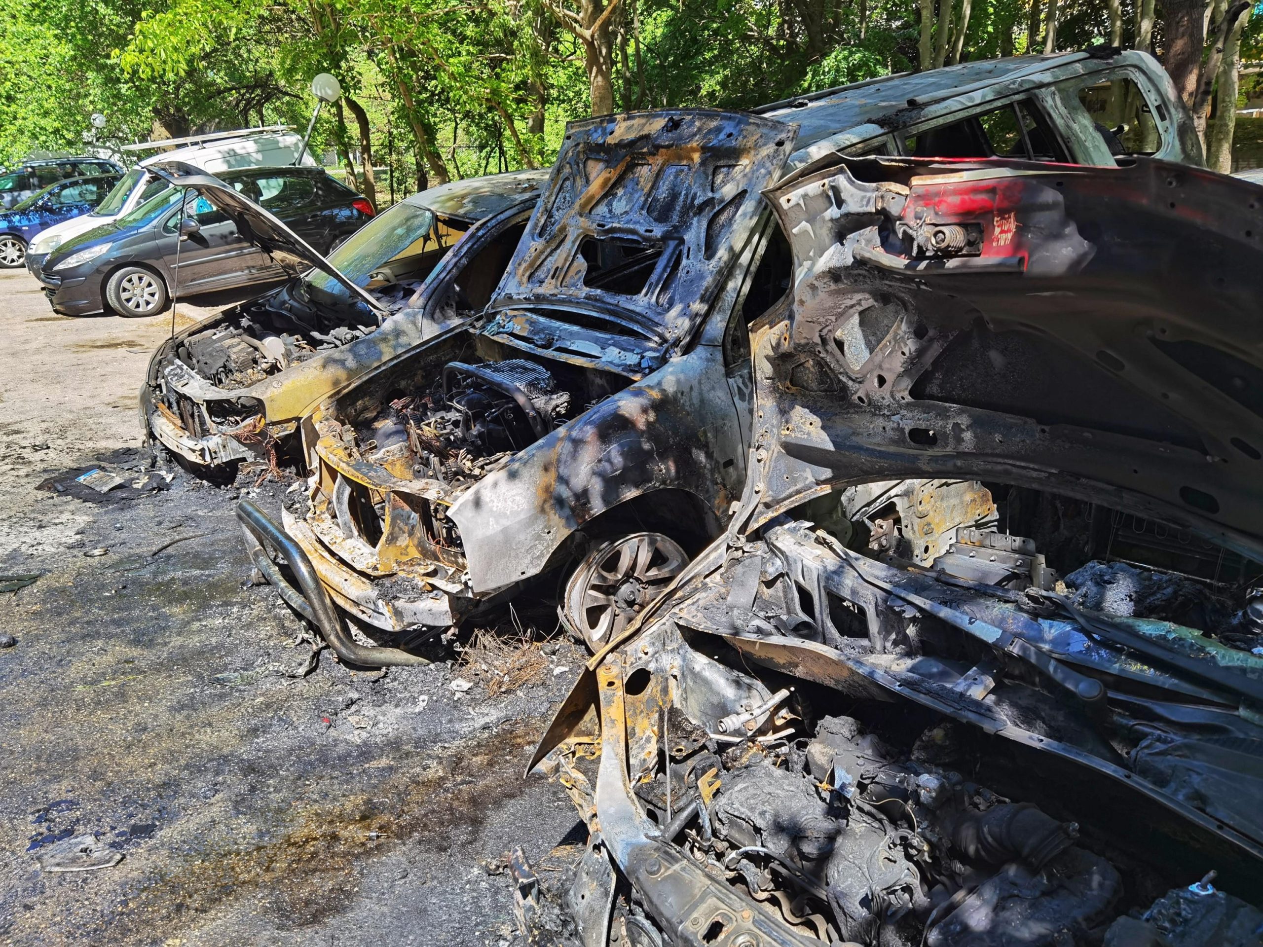 Три леки автомобила изгоряха пред блок на варненската улица Роза