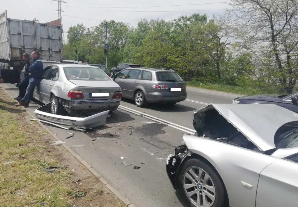 Пиян шофьор на автомобил предизвика верижна катастрофа в Бургас малко