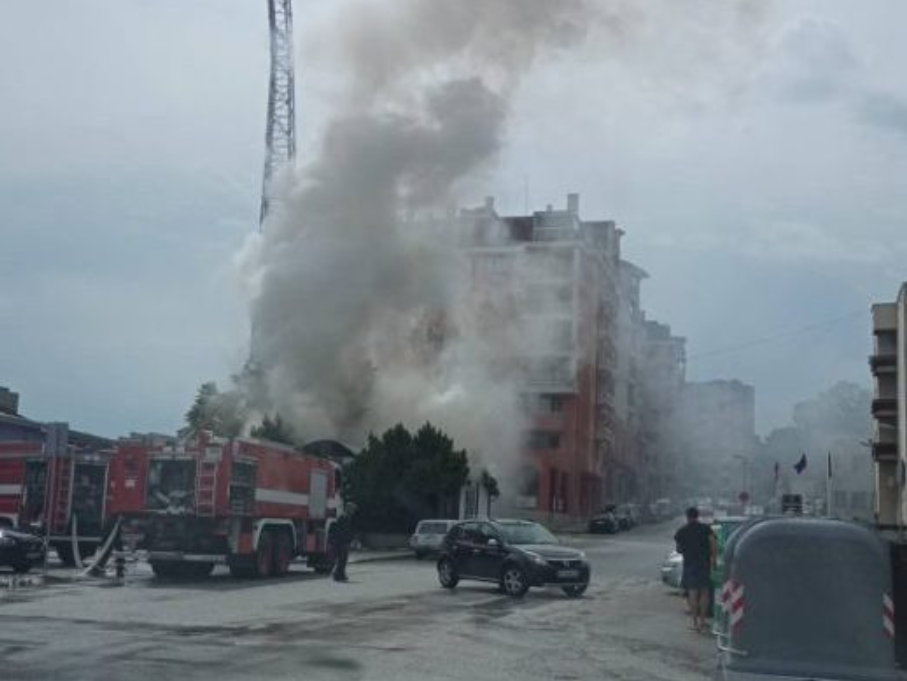 Полицай и учител спасиха деветима души от горяща сграда Около