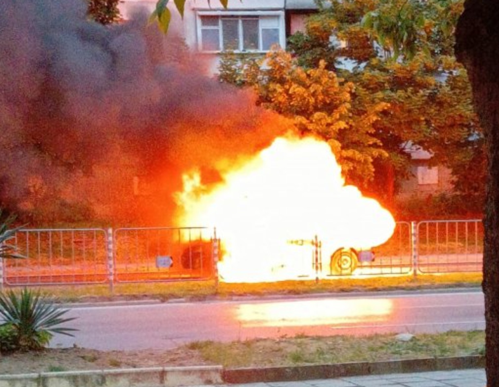 Кола избухна сноши на бул. „Цар Освободител“ във Варна над
