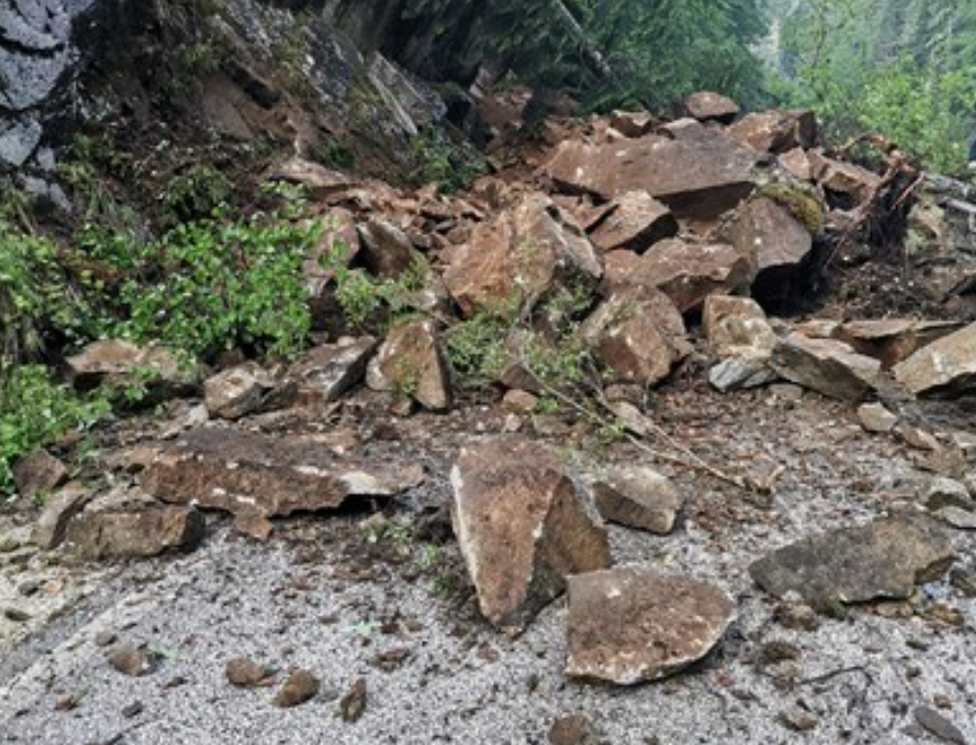 Голямо количество едра скална маса затрупа пътя за село Буйново