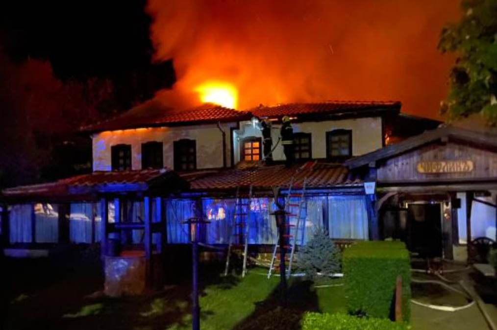 Пожар изпепели покривните конструкции на хотелския комплекс Чифлика и възрожденската