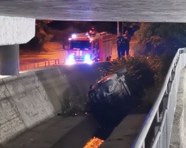 Видео на лек автомобил който се е приземил по таван