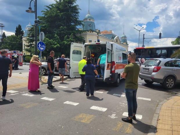Сериозна катастрофа е станала преди минути до гарата в Бургас